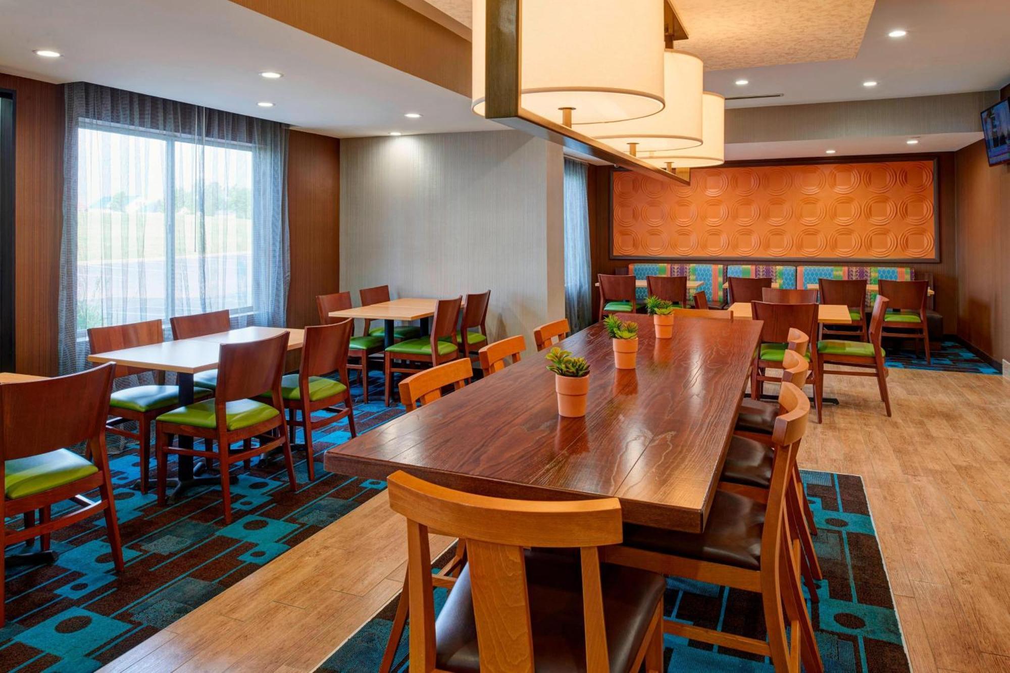 Fairfield Inn By Marriott Richmond New Paris Eksteriør bilde