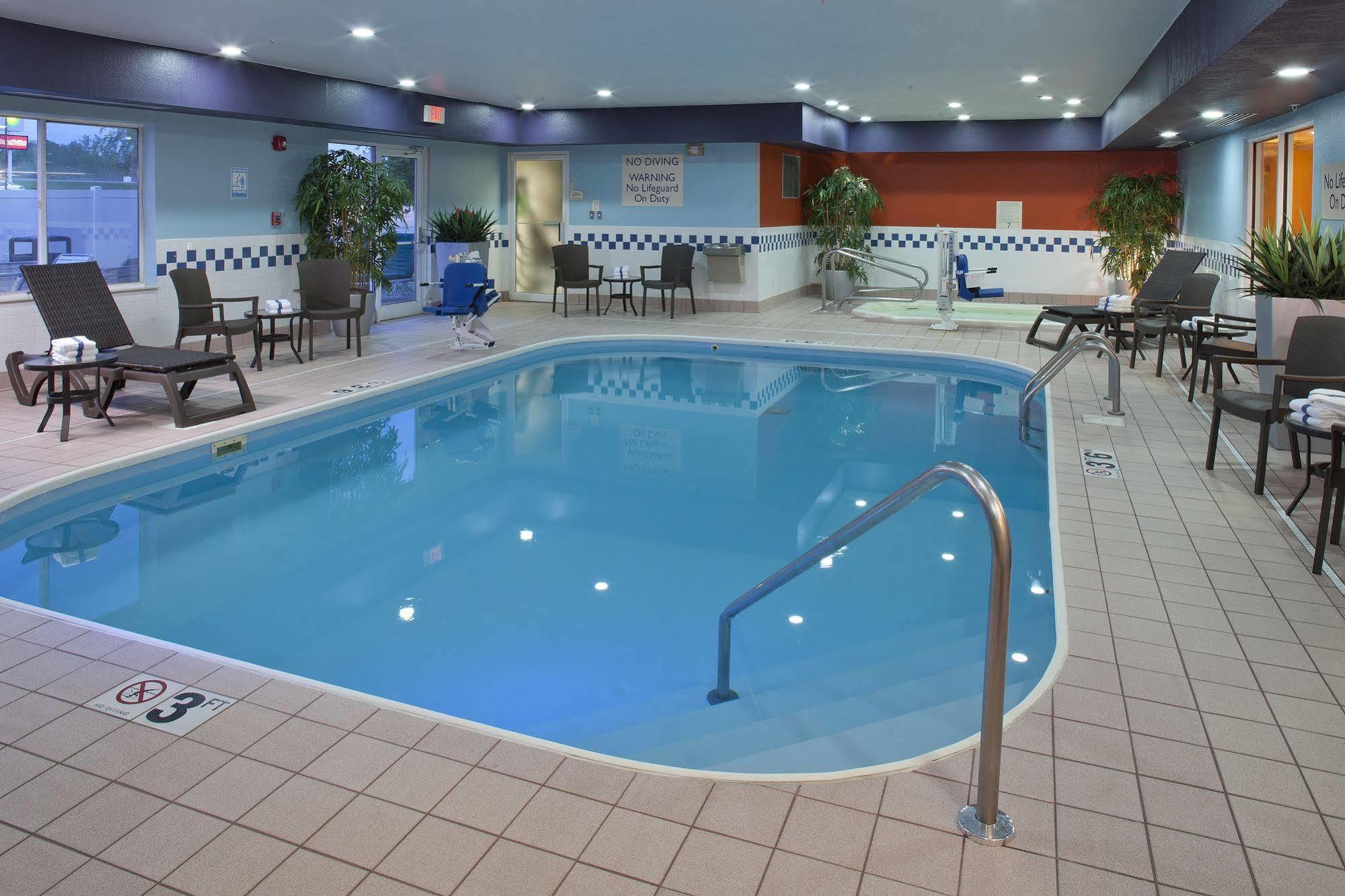 Fairfield Inn By Marriott Richmond New Paris Eksteriør bilde